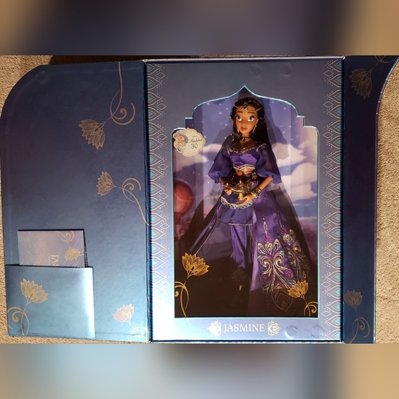2022 D23 Exclusive 30th Anniversary Aladdin 17" Jasmine Doll with lamp - Picture 3 of 11